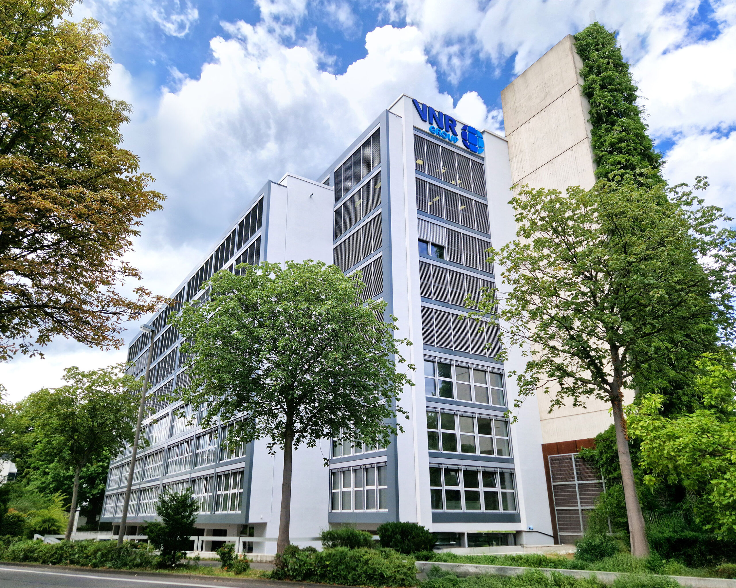 Vier Spatenstiche mit Symbolkraft: Die Zentrale der VNR Group bekommt ein neues umweltfreundliches „Gewand“ und setzt damit ihren Erfolgskurs mit viel Engagement fort.